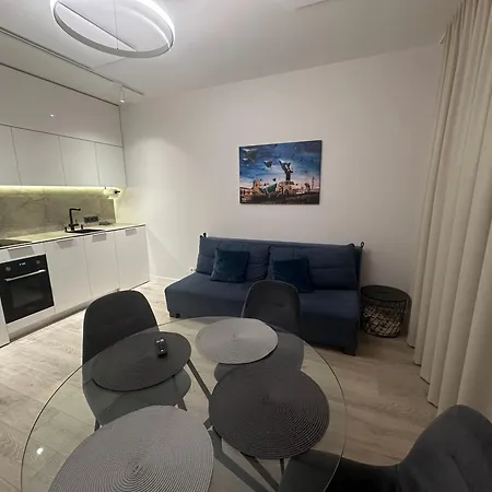 Fly & Pool Apartment *