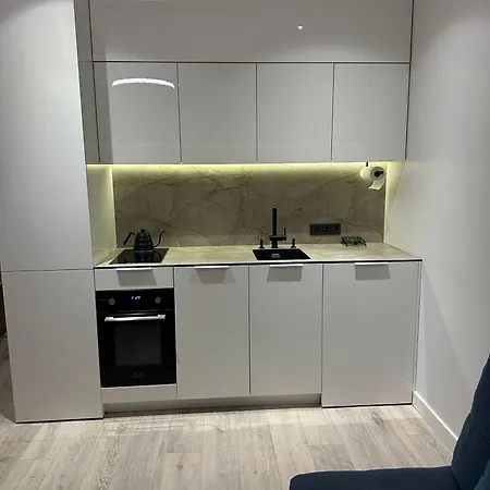 Fly & Pool Apartment