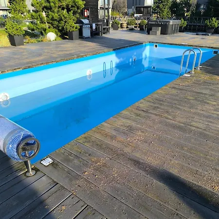 Fly & Pool Apartment